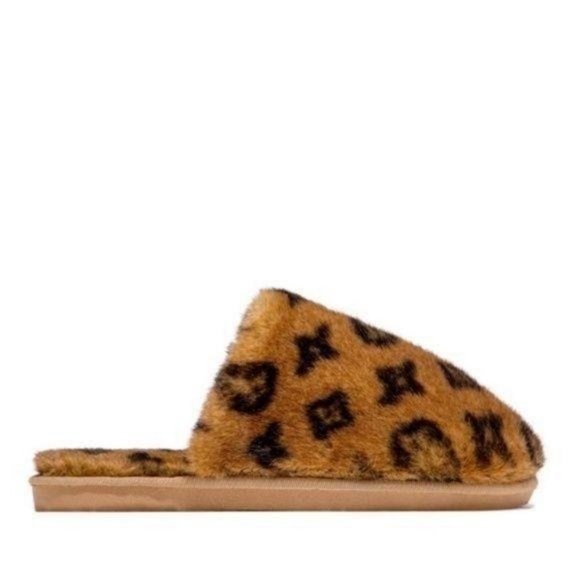 “Luxury” Faux Fur House Slippers in Pink - Picture 9 of 9